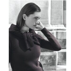 N. Peal London Evie Classic Round Neck Cashmere Sweater in Plum Size L